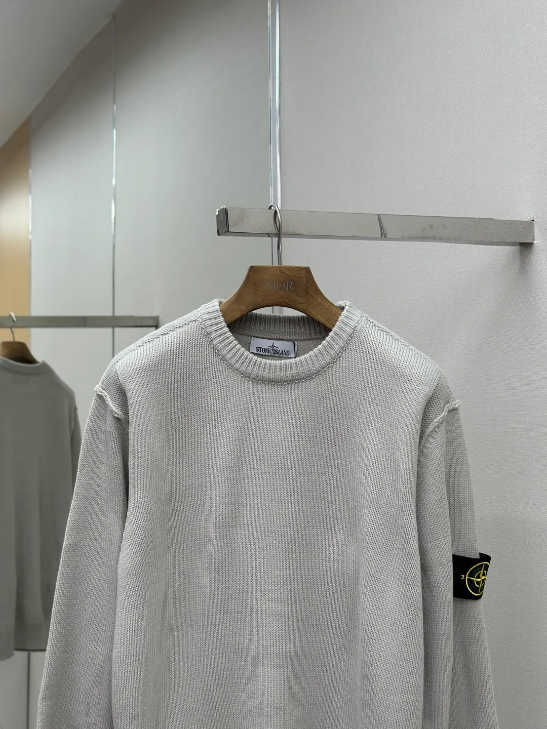 P420 Stonelsland Stone Island arm embroidered logo sweater Fabric: 30% wool, 50% cotton, 20% spandex.  Accessories: The arm embroidery logo is made of double-layer soft leather, with embroidery logo technology on the surface and embellishment with the brand logo. Comes with laser engraved metal buttons.  Process: garment washing-fixing color-fixing pattern-removing wool impurities.  This style is woven with a 7-needle imported machine, with knitted threads on the neck and hem, and embroidered logos on the arms to present the brand vision.  Accessories: Customized 1:1 washed trademark Accessories: Customized 1:1 embroidery label Accessories: Customized 1:1 lettering buttons Craftsmanship: S-M-L-XL Color: Black-Grey